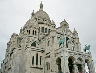 Fototapeta na wymiar Sacre Coeur Basilica of the Sacred Heart of Jesus Montmartre in
