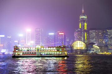 Obraz premium Pleasure boat on the night of Hong Kong.