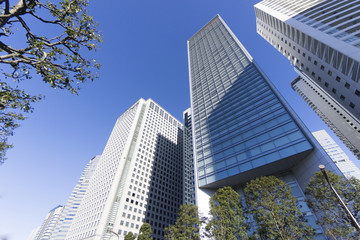 快晴青空 品川高層ビル群を見上げる