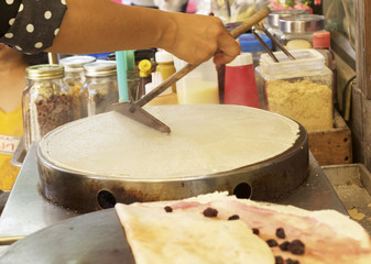 Making  crepe banana chocolate crispy pancake