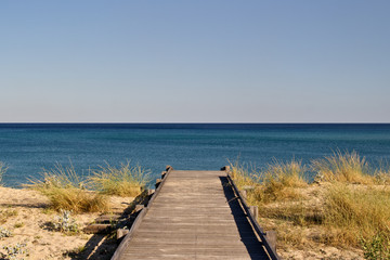 Obraz premium Footbridge on a desert beach in the morning