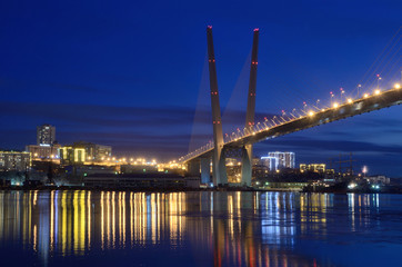 Ночной вид моста во Владивостоке через залив Золотой Рог