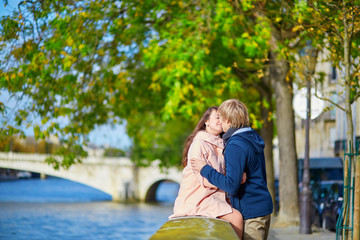 Naklejka premium Dating couple in Paris on a spring day