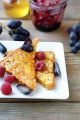 Egg toast with berries