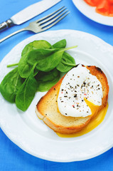 poached egg with spinach
