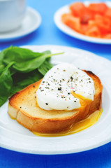 poached egg with spinach