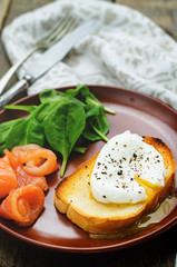 poached egg with salmon and spinach