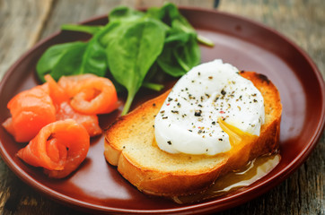 poached egg with salmon and spinach