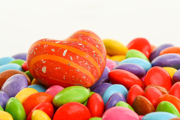Schokolinsen und Herz als süsser Liebesgruss zum Valentinstag