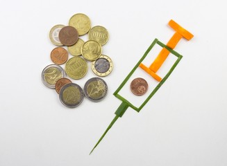 Spritze aus Gemüse und mit Geld