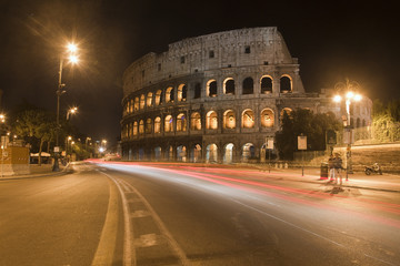 Fototapeta na wymiar Notte fonda, la magia del Colosseo