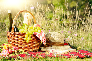 Picnic basket with hat