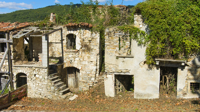 Case ed edifici abbandonati a Roscigno nel Cilento