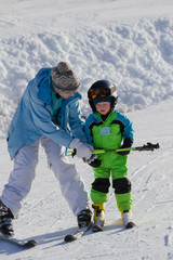 Fototapeta na wymiar Mutter und Kind beim Skifahren