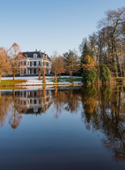 Obraz premium Historic estate reflected in the water