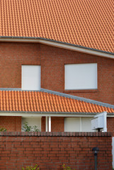 Ziegelhaus mit Ziegeldach in Rot