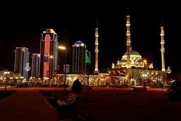 Грозный-Сити и Сердце Чечни ночью в неоновых огнях