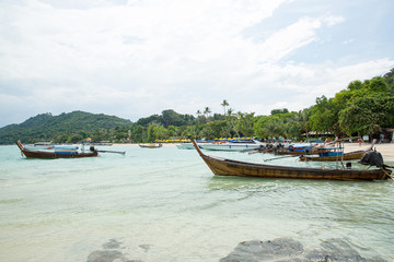 Naklejka na ściany i meble Traditional longtail boat in bay on Phi Phi Island, Krabi