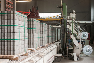 Fabrikhalle mit Betonsteinmaschine