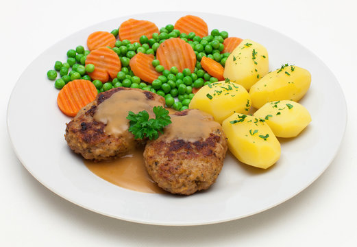 Buletten mit Mischgem&uuml;se und Kartoffeln