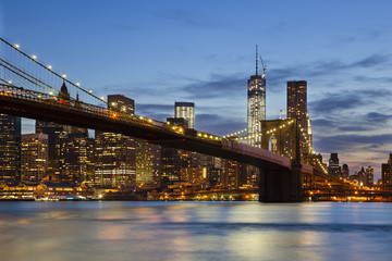 Naklejka na ściany i meble Brooklyn Bridge in New York At Night