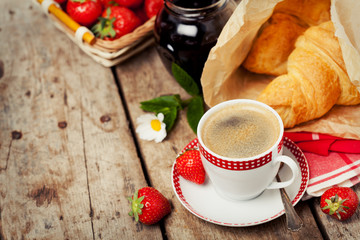 Obraz na płótnie Canvas Breakfast setting: cup of coffee, croissants and strawberries