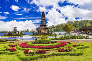 spiritual Bali. Ulun Danu temple in  Bratan lake © Freesurf
