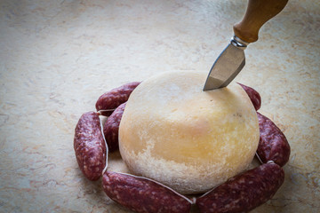 Forma di formaggio con salsiccia