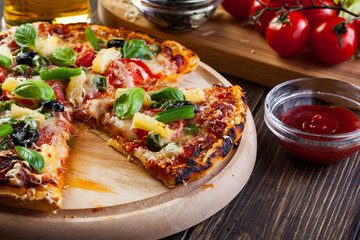 Pizza hawaii with beer