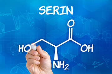 Hand mit Stift zeichnet chemische Strukturformel von Serin