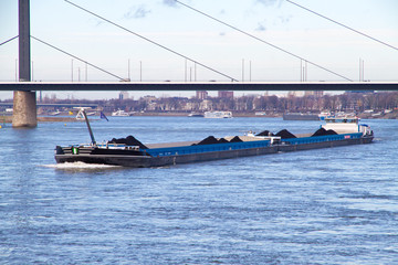 Frachter mit Kohle auf dem Rhein bei Düsseldorf