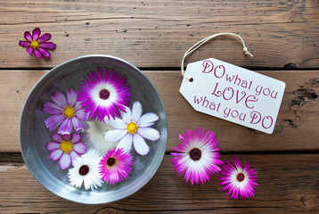 Silberne Schale mit Cosmea Blüten und englischem Zitat