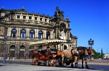 Fototapeta premium Semper Opera house and carriage with horses, Dresden, Germany