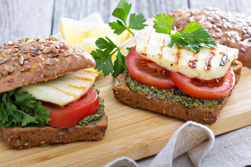 Sandwiches with pesto, vegetables and haloumi