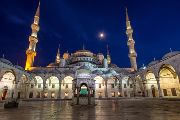 Fototapeta na wymiar Blue Mosque at night, Istanbul, Turkey