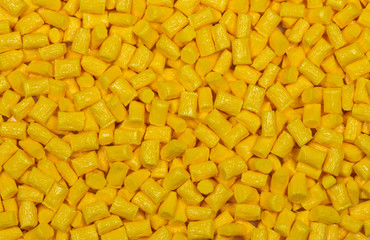 gelbes Kunststoffgranulat als Hintergrund