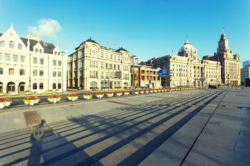 Obraz premium street and vintage building near Bund at modern city,shanghai.