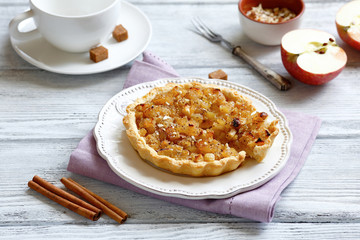 Crispy tart with apples and sugar