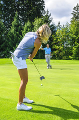 Fototapeta premium Beim Golf spielen