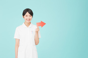 矢印で指して笑うナース