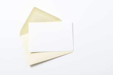 Sobre de papel y tarjeta