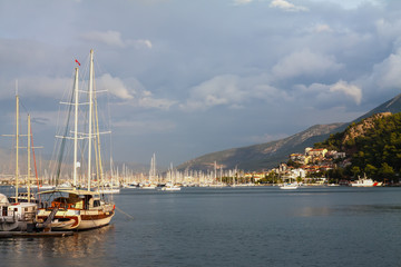 Fototapeta na wymiar Yachts and boats in the harbor