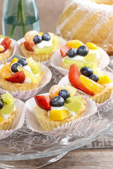 Cupcakes with cram and fresh fruits