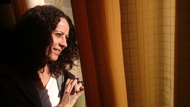 Mujer mirando por la ventana