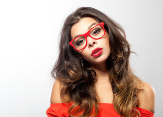 Hübsche Frau mit roter Brille