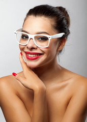 Frau mit weisser Nerdbrille