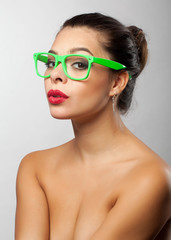 Frau mit grüner Nerdbrille