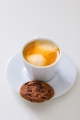 a cup af coffee with a cookie