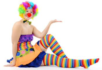 Clown sitzt und präsentiert