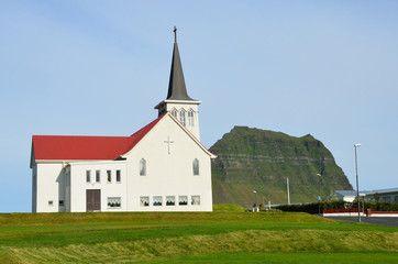 Fototapeta na wymiar Церковь в городке Грюндафьорд в Исландии